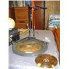 Image 2 : TWO SYMBOLS FLASH SPLASH AND GUITAR STAND ETC