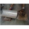 Image 2 : 2 BUNDLES OF SHOVELS AND GARDEN TOOLS