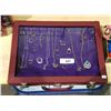 Image 2 : DISPLAY CASE W/VINTAGE COSTUME JEWELRY