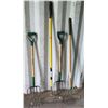 Image 1 : 2 Rakes, 2 Pitchforks