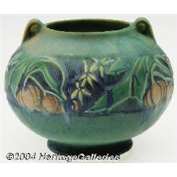 Roseville: A BANEDA GREEN AMERICAN POTTERY VASE (Roseville)
