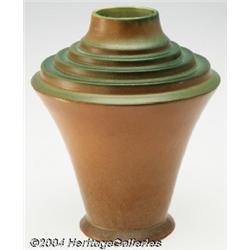 Roseville: A FUTURA AMERICAN POTTERY VASE (Roseville)