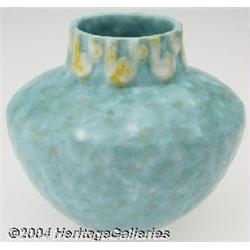 Roseville: AN IMPERIAL II AMERICAN POTTERY VASE (Roseville)
