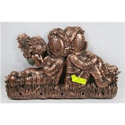 VINTAGE RAGGEDY ANN & ANDY WALL PLAQUE - PLASTIC