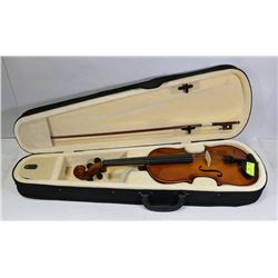 VIOLIN 4/4 NATURAL FINISH WITH BOW AND CASE.