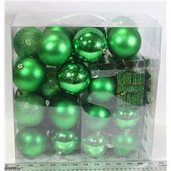 SET OF 100 PLASTIC HOLIDAY ORNAMENTS