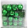 Image 1 : SET OF 100 PLASTIC HOLIDAY ORNAMENTS