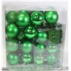 Image 1 : SET OF 100 PLASTIC HOLIDAY ORNAMENTS