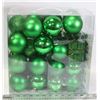 Image 1 : SET OF 100 PLASTIC HOLIDAY ORNAMENTS