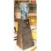 Image 1 : STATUETTE HEAD ON PEDESTAL