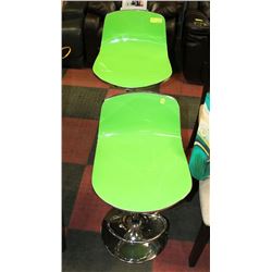 SHOWHOME PAIR OF GREEN HYDRAULIC LIFT BAR STOOLS