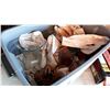 Image 1 : TOTE OF HOME DECOR GLASS WARE