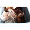Image 2 : TOTE OF HOME DECOR GLASS WARE