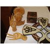 Image 2 : VINTAGE SCROLL BOX AND WOOD FIGURES
