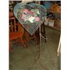 Image 1 : HEART-SHAPED BIRD CAGE ON 5FT METAL DECORATIVE STAND