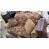 Image 1 : MODERN BRASS STUDDED LOVE SEAT