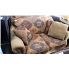 Image 2 : MODERN BRASS STUDDED LOVE SEAT