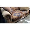 Image 3 : MODERN BRASS STUDDED LOVE SEAT