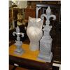 Image 1 : GARDEN OWL AND TWO CAST IRON FLEUR DE LEE