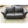 Image 1 : BLACK LEATHER LOVESEAT