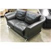 Image 2 : BLACK LEATHER LOVESEAT