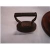 Image 2 : FIGURE AND IRON
