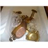 Image 1 : TRAY OF BRASS CANDLESTICKS AND ITEMS