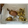 Image 2 : TRAY OF BRASS CANDLESTICKS AND ITEMS