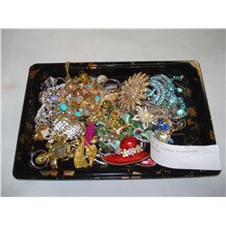 TRAY OF COLORED RHINESTONE JEWELLRY