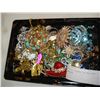 Image 2 : TRAY OF COLORED RHINESTONE JEWELLRY