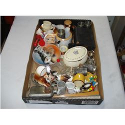TRAY OF SMALL COLLECTABLES, SALT AND PEPPERS