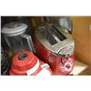 Image 2 : RED HAMILTON BEACH TOASTER AND KITCHEN AID BLENDER