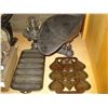 Image 2 : 2 VINTAGE SCALES AND VINTAGE KITCHEN WARES
