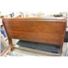 Image 2 : QUEEN SIZE MAPLE SLEIGH BED