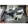 Image 1 : SILHOUETTE ARTIFICIAL HIDE RUG