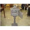 Image 2 : 4FT CAST IRON MAILBOX
