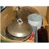 Image 1 : LARGE BOX OF COLLECTIBLE KITCHEN WARES