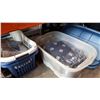 Image 2 : TOTE WITH QUILT LAUNDRY HAMPERS AND AN AIR BED
