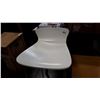 Image 2 : WHITE AND CHROME BAR STOOL