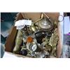 Image 2 : BRASS DECOR AND 2 TABLE LAMPS