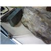Image 2 : LOT OF RAW JADE AND PETRIFIED WOOD