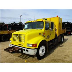 1999 INTERNATIONAL 4900 FLATBED DUMP TRUCK, VIN/SN:1HTSDAAN7XH682600 - S/A, CREW CAB, DT466 ENGINE, 