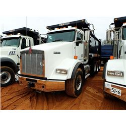 2017 KENWORTH T800 DUMP, VIN/SN:1NKDL40X3HJ141744 - TRI-AXLE, 500 HP CUMMINS ISX15 ENGINE, ALLISON 4