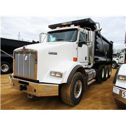 2017 KENWORTH T800 DUMP, VIN/SN:1NKDL40XXHJ141742 - TRI-AXLE, 500 HP CUMMINS ISX15 ENGINE, ALLISON 4