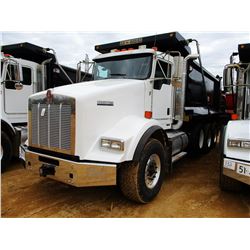 2017 KENWORTH T800 DUMP, VIN/SN:1NKDL40X5HJ141745 - TRI-AXLE, 500 HP CUMMINS ISX15 ENGINE, ALLISON 4