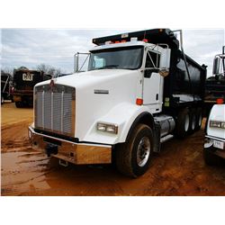 2015 KENWORTH T800 DUMP, VIN/SN:1NKDL40X7FJ429604 - TRI-AXLE, 500 HP CUMMINS ISX15 ENGINE, 8LL TRANS