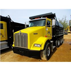 1999 KENWORTH T800 DUMP, VIN/SN:1NKDLB0X2XR815645 - TRI-AXLE, 475 HP CAT DIESEL ENGINE, 10 SPD TRANS