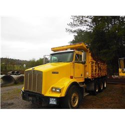 1999 KENWORTH T800 DUMP, VIN/SN:1NKDLB0X6XR815650 - TRI-AXLE, 475 HP CAT DIESEL ENGINE, 10 SPEED TRA