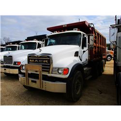 2006 MACK GRANITE CV713 DUMP, VIN/SN:1M2AG11C26M041323 - TRI-AXLE, MACK DIESEL ENGINE, 10 SPEED TRAN