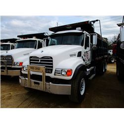 2005 MACK CV713 DUMP, VIN/SN:1M2AG11C05M026334 - TRI-AXLE, HP350 MACK ENGINE, 10 SPD TRANS, 44K REAR